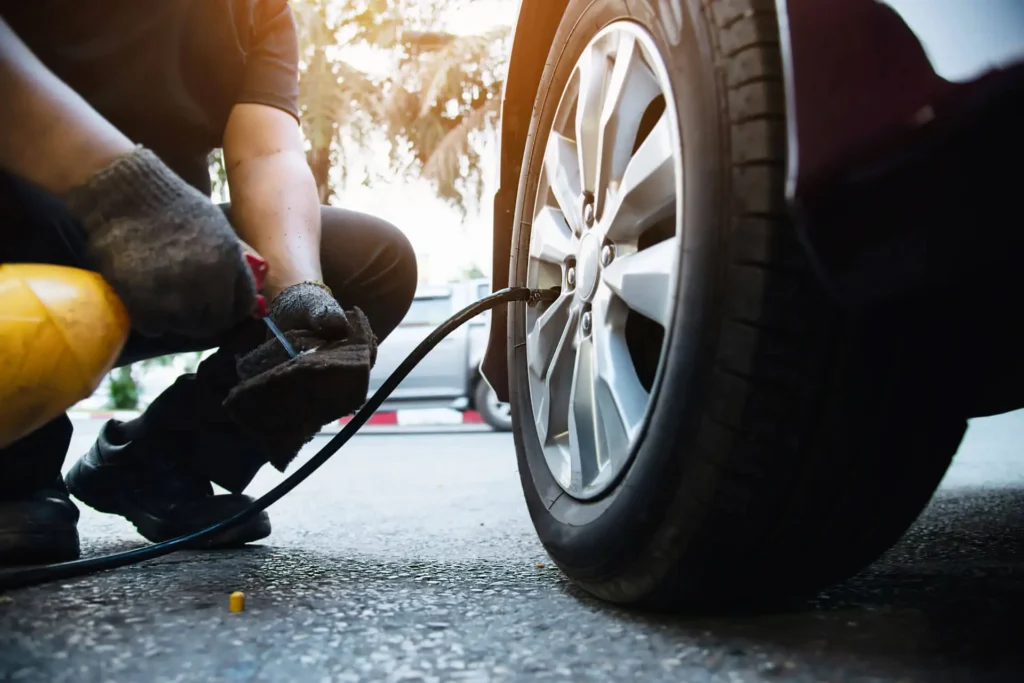 Paso a paso para llenar las llantas de tu carro. La clave puede estar en la puerta